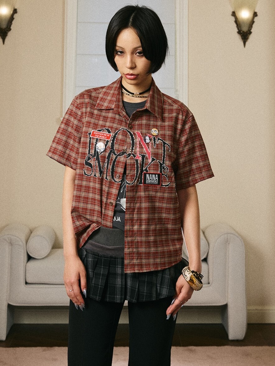 I DON‘T SMOKE X NANA  字母組合紅字格紋 裝飾鈕扣 襯衫 DONSMOKE