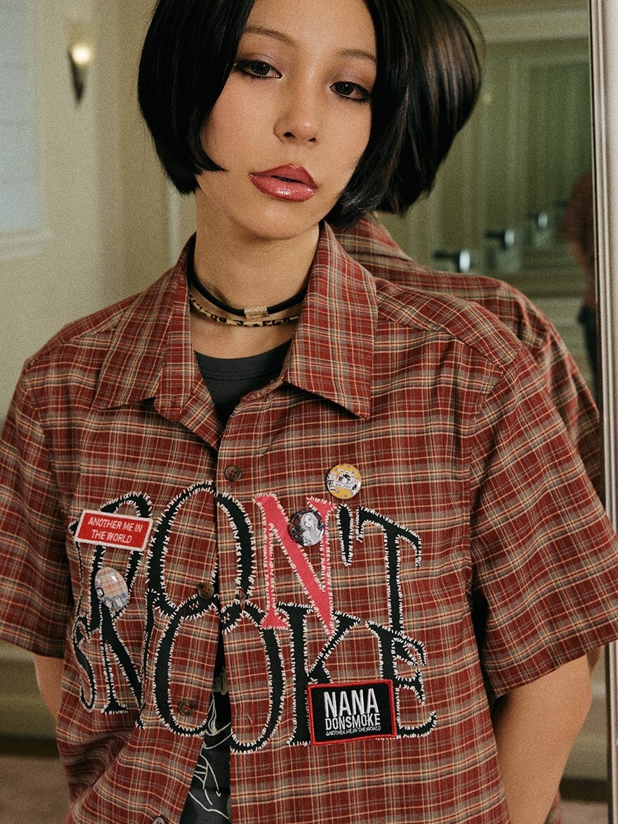 I DON‘T SMOKE X NANA  字母組合紅字格紋 裝飾鈕扣 襯衫 DONSMOKE