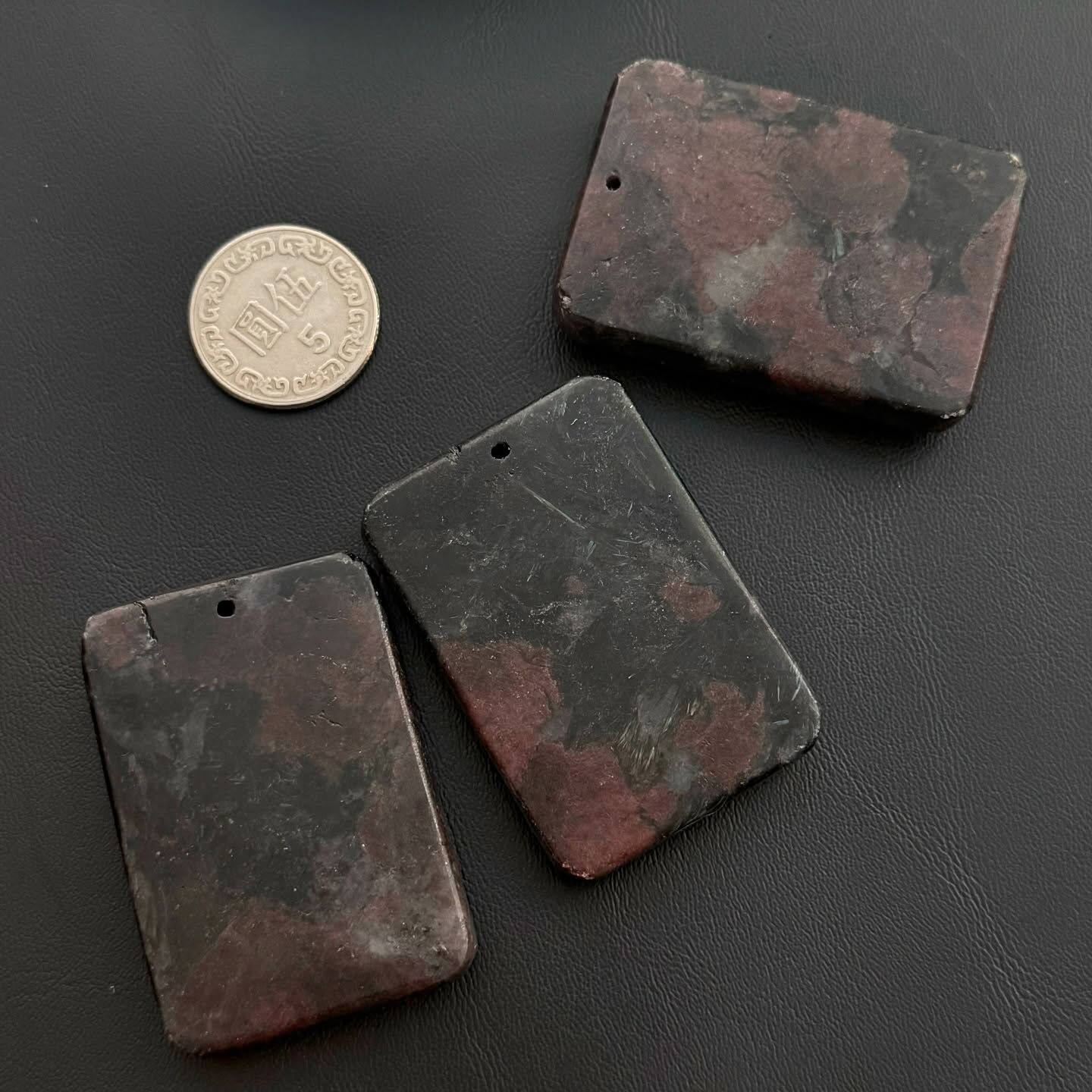 [原石] 石榴石 九尾狐 雕刻件