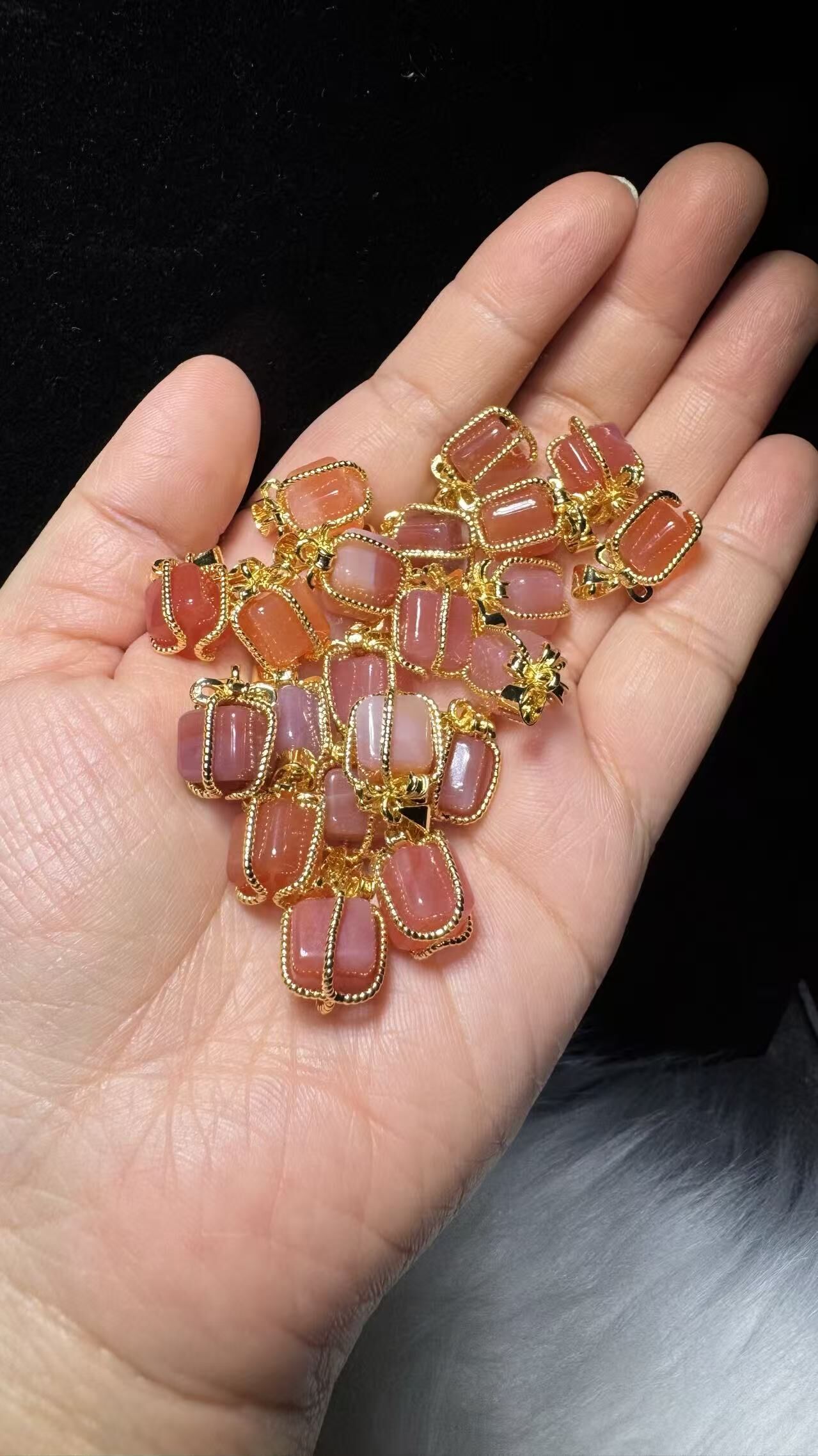 251016 - D28 鹽源瑪瑙絲帶禮物盒吊咀 送 金色固定珠針鏈頸鏈 (11月中到貨）