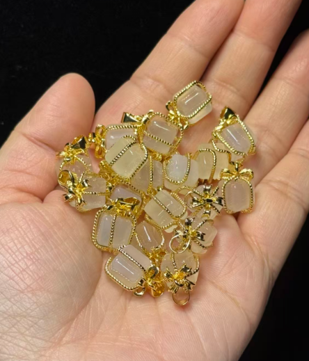 251016 - D30 荔枝凍富絲帶禮物盒吊咀 送 金色固定珠針鏈頸鏈 (11月中到貨）