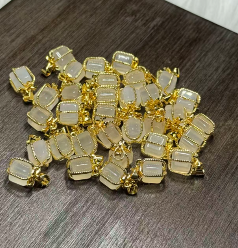 251016 - D30 荔枝凍富絲帶禮物盒吊咀 送 金色固定珠針鏈頸鏈 (11月中到貨）