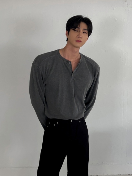 華夫格顏料亨利領長袖上衣