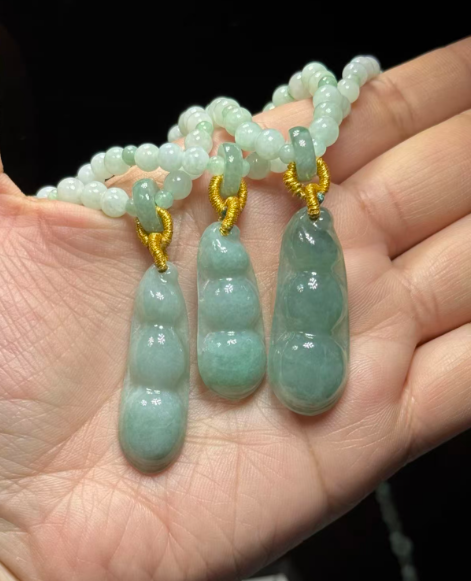 251016 - D48 A貨翡翠蘋果綠冰種豆莢長頸鏈（一物一證書）(11月中到貨）