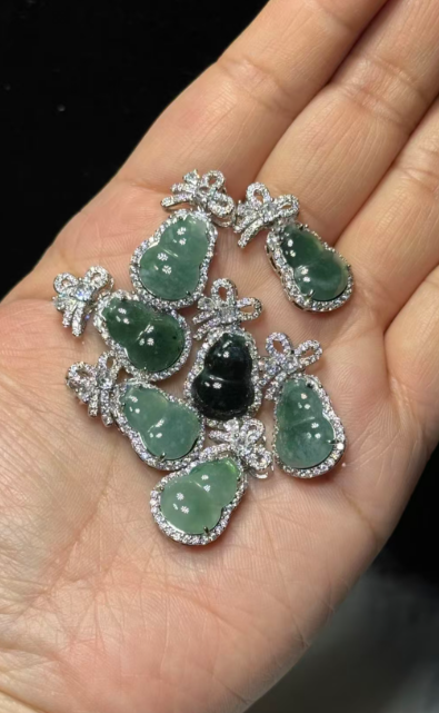 251016 - D64 A貨翡翠葫蘆包邊蝴蝶吊咀(11月中到貨）