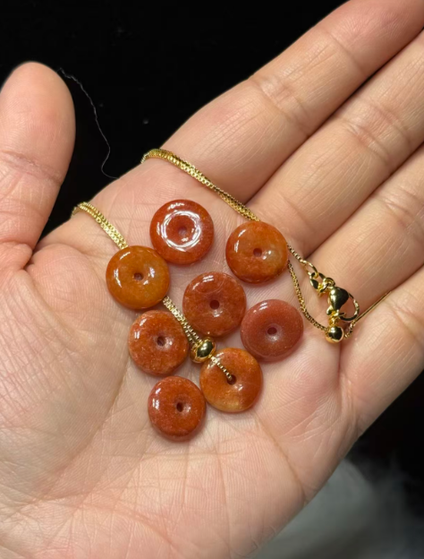 251016 - D66 A貨紅翡翠平安扣 送 金色固定珠針鏈頸鏈 (11月中到貨）