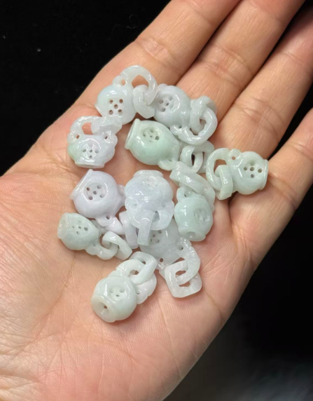 251016 - D77 A貨翡翠古代花瓶吊咀(11月中到貨）