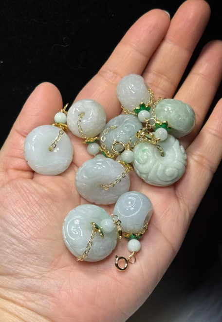 251016 - D83 A貨翡翠雲朵雕刻胖胖平安扣吊咀(11月中到貨）