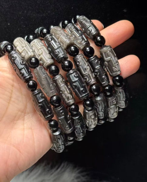 251016 - D87 銀曜石九眼天珠雕刻手串(11月中到貨）