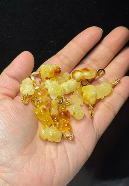 251016 - D110 萬年百花蜜蠟小熊S925吊咀 送 金色固定珠針鏈頸鏈 (11月中到貨）