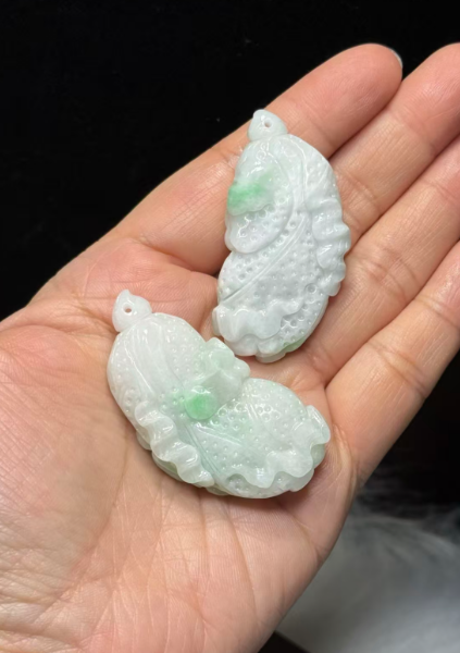 251016 - D119 A貨緬甸翡翠飄花生菜雕刻吊咀（一物一證書）(11月中到貨）