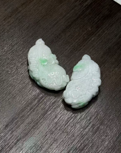 251016 - D119 A貨緬甸翡翠飄花生菜雕刻吊咀（一物一證書）(11月中到貨）