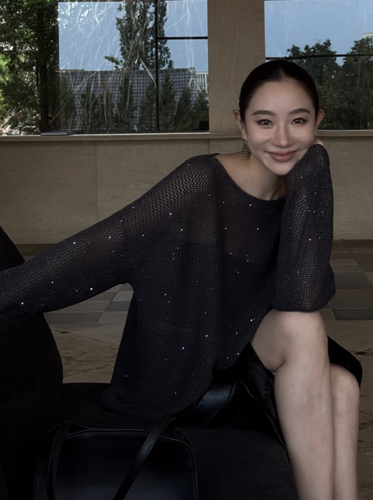 經典黑亮亮閃鑽圓領洞洞針織上衣-S-L (Elegant & Love)