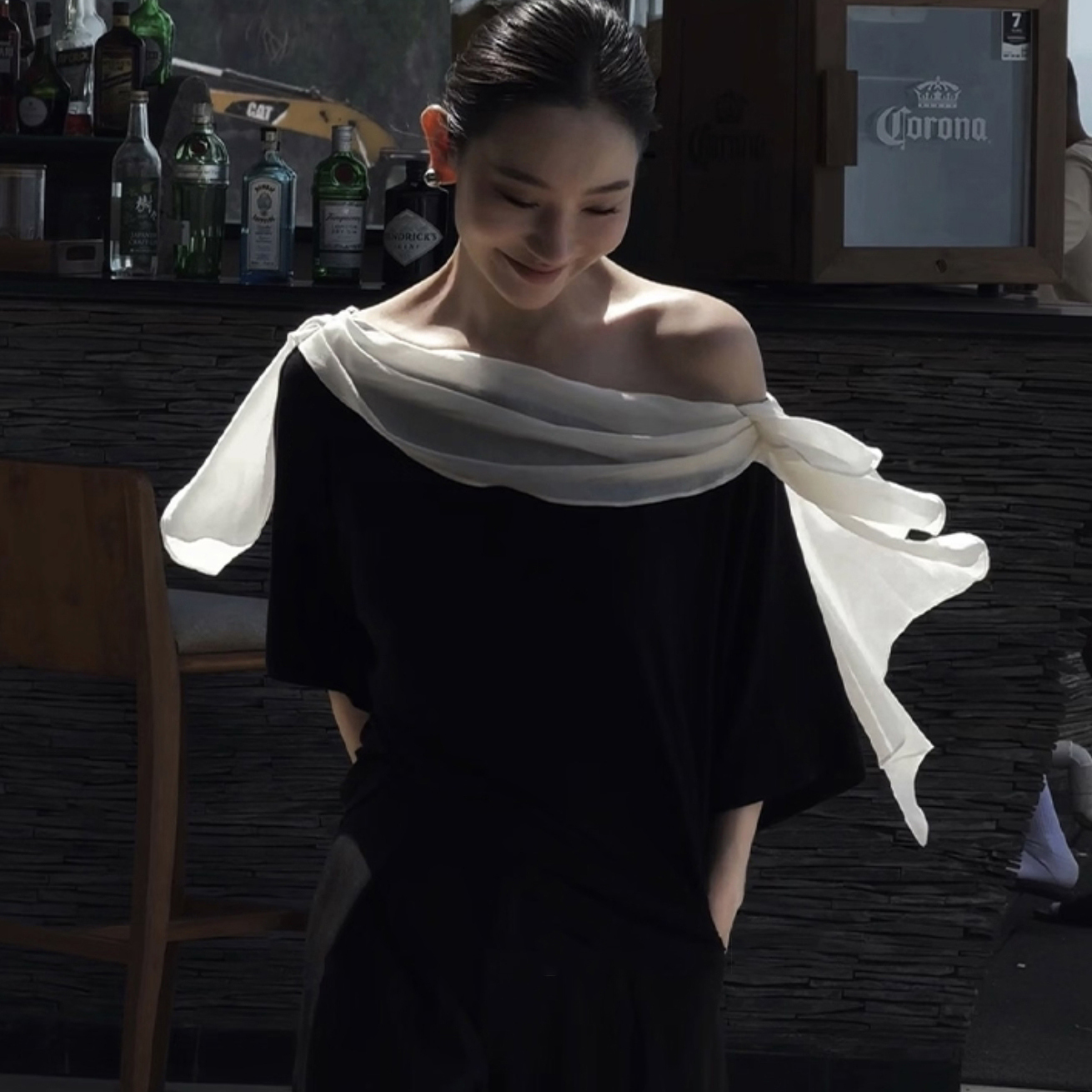 配色雪紡飄逸感單邊露肩造型短袖上衣-S-L (Elegant & Love)