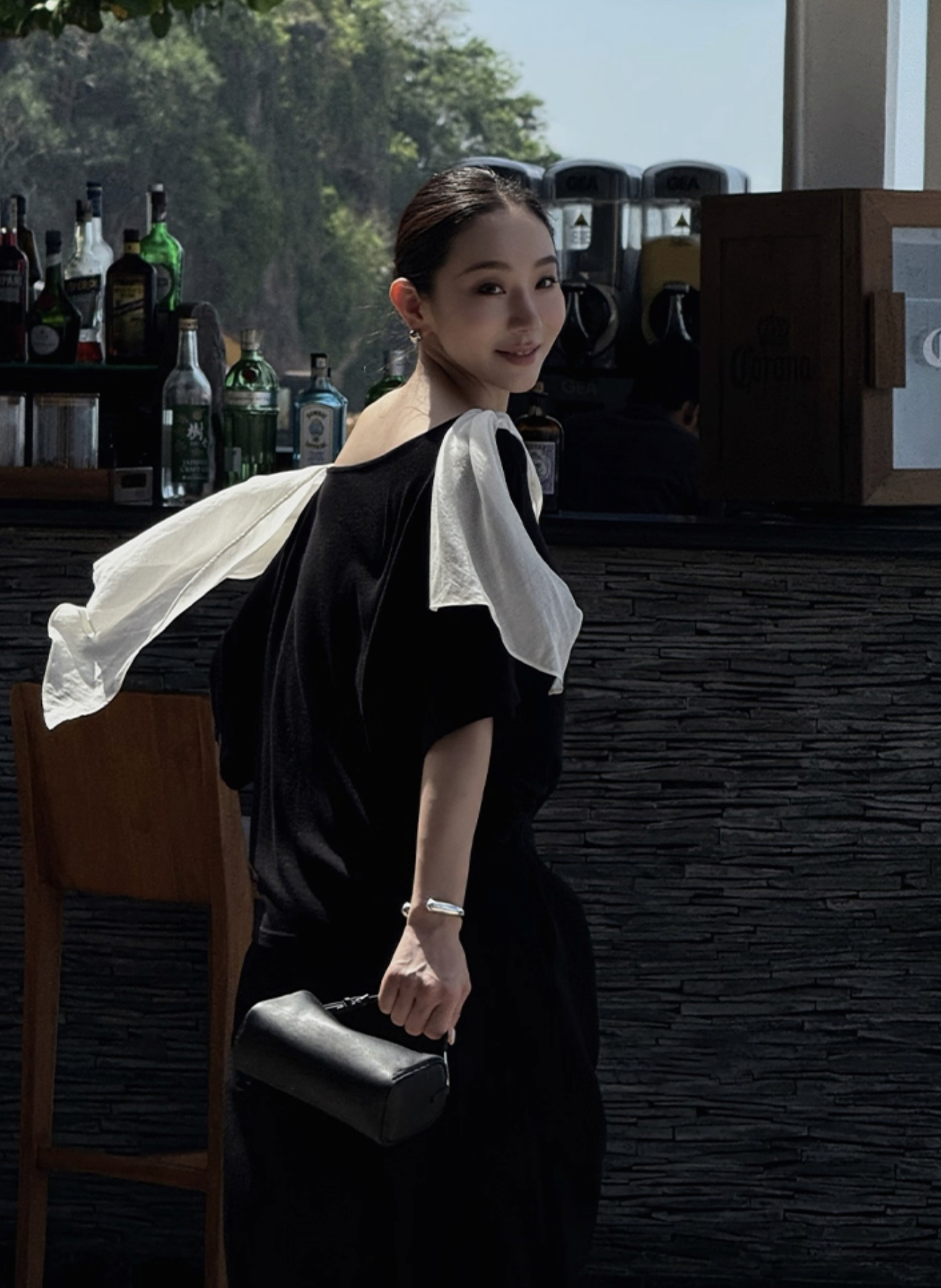 配色雪紡飄逸感單邊露肩造型短袖上衣-S-L (Elegant & Love)