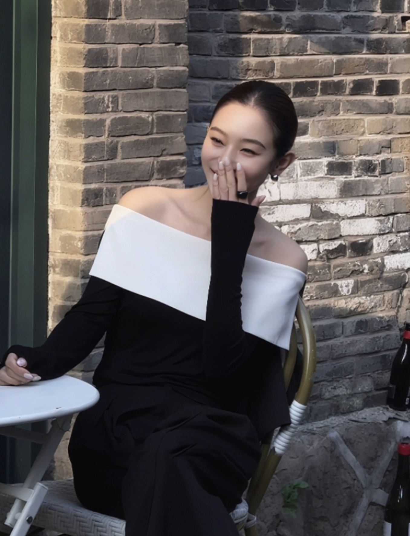 配色反摺露肩一字領造型長袖上衣-S-L / 2色 (Elegant & Love)