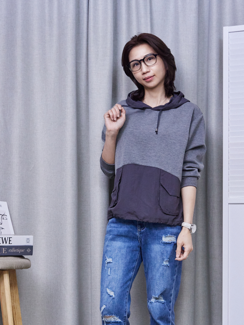 輕鬆打造出韓系女孩的中性魅力的拼接帽T