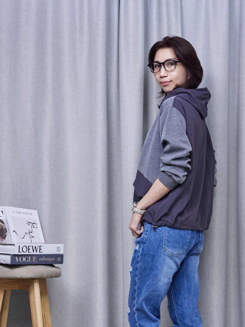 輕鬆打造出韓系女孩的中性魅力的拼接帽T