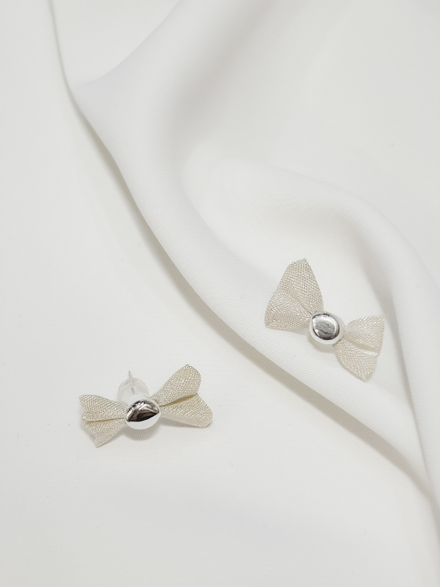 細緻銀色蝴蝶結耳環