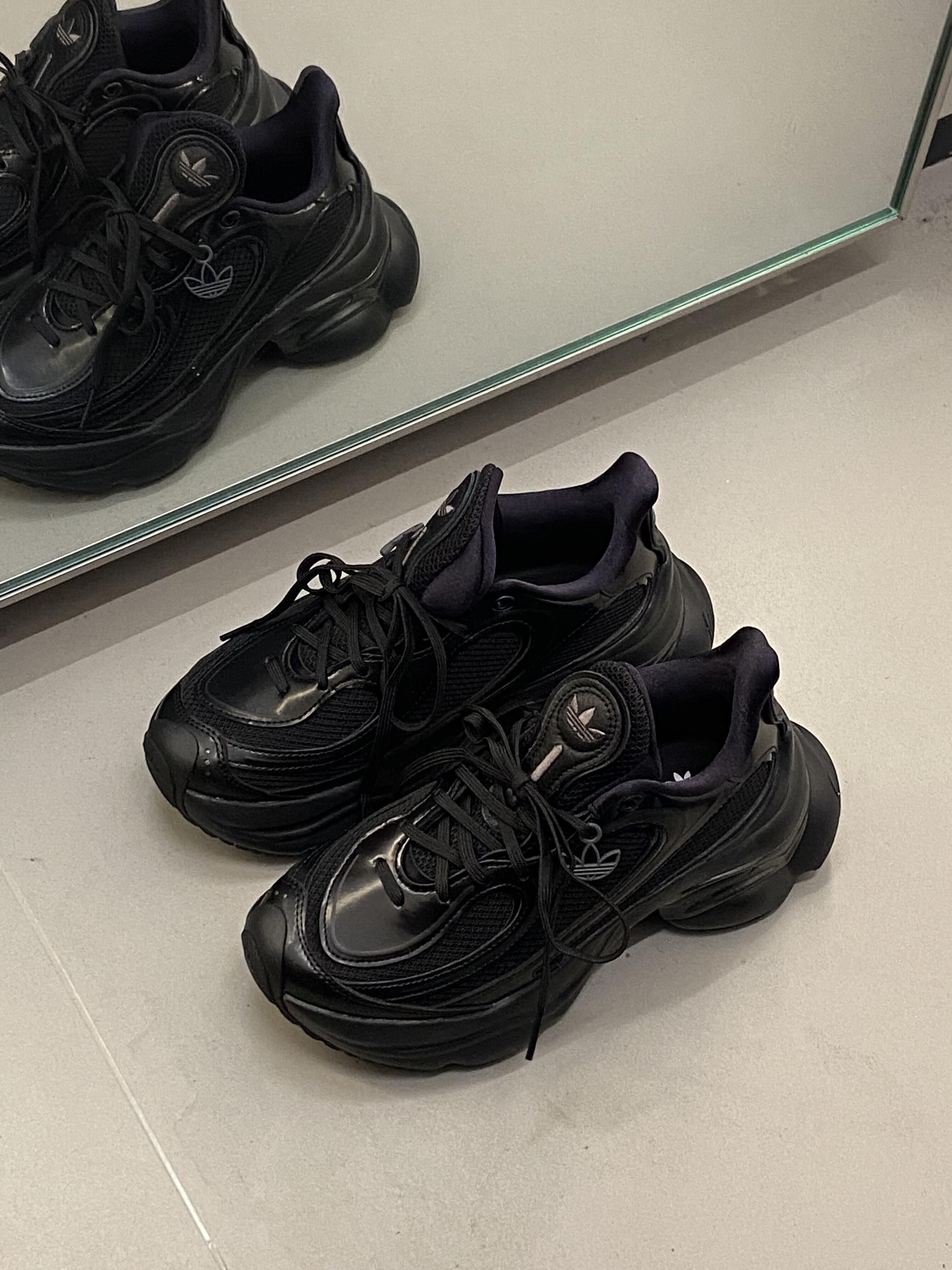 Adidas Originals Ozvenuz 全黑 黑武士 亮皮 厚底 增高 復古 老爹鞋 慢跑鞋 JS2468/預購