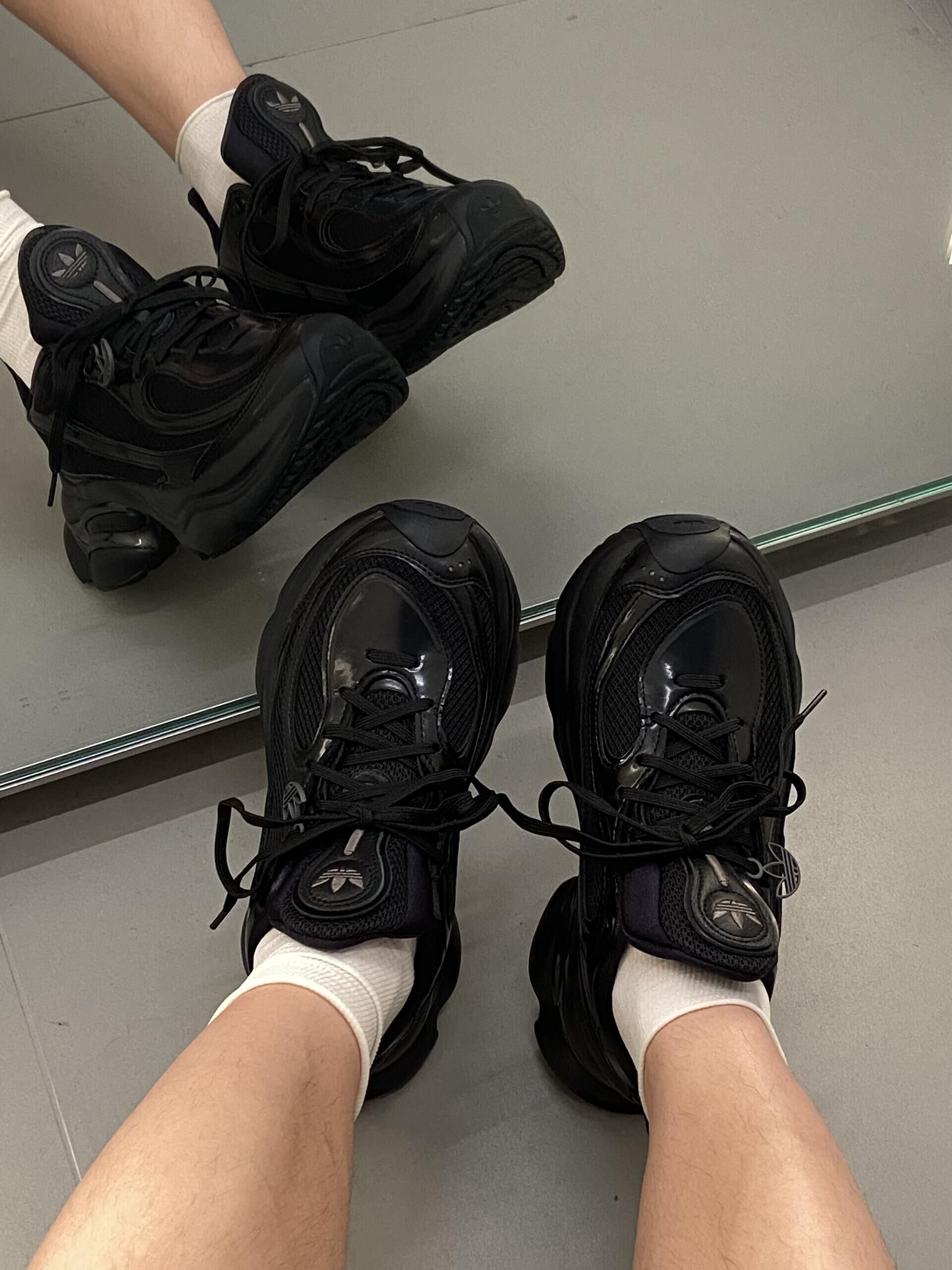 Adidas Originals Ozvenuz 全黑 黑武士 亮皮 厚底 增高 復古 老爹鞋 慢跑鞋 JS2468/預購