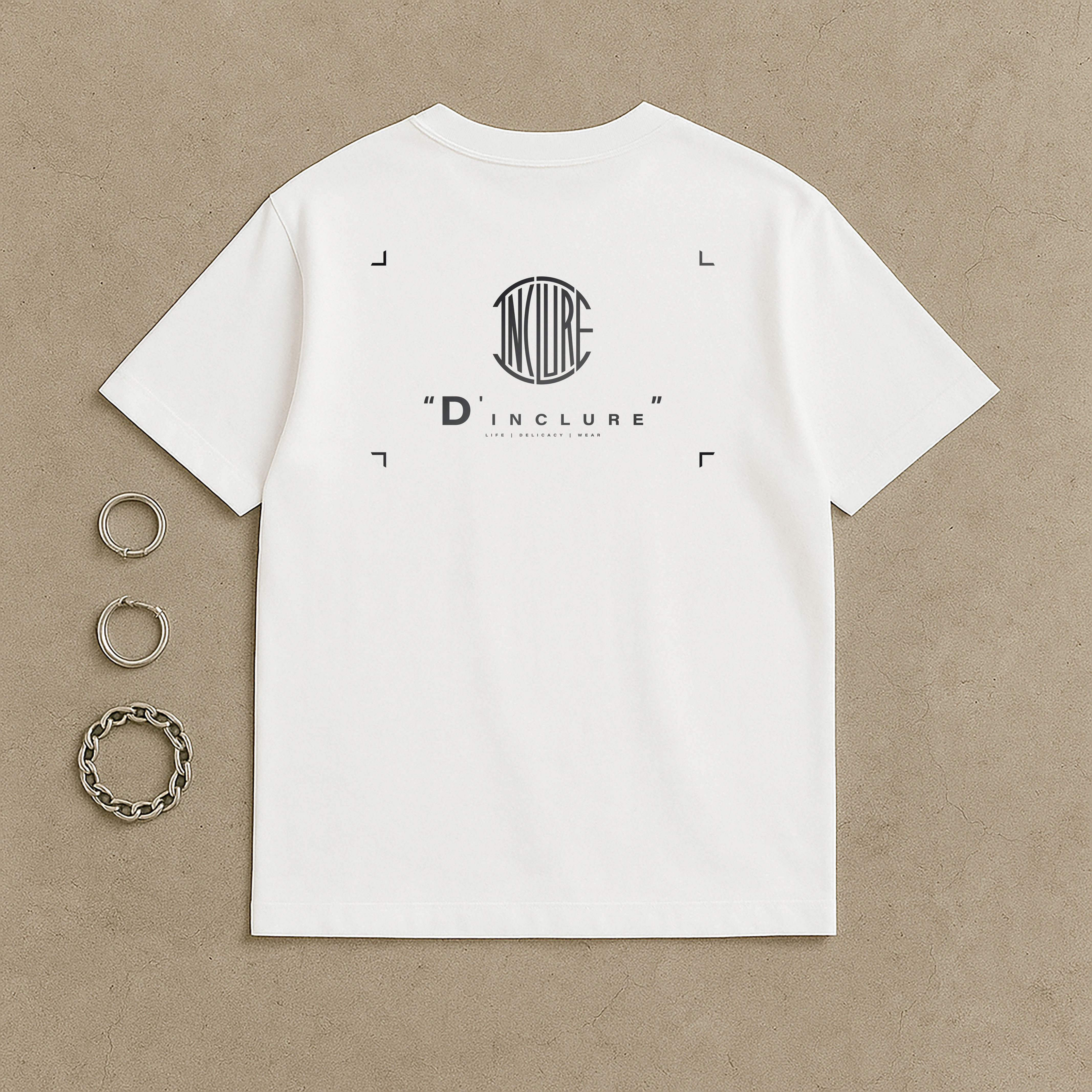 "D'INCLURE" - 大背LOGO短T〈DIN2509〉