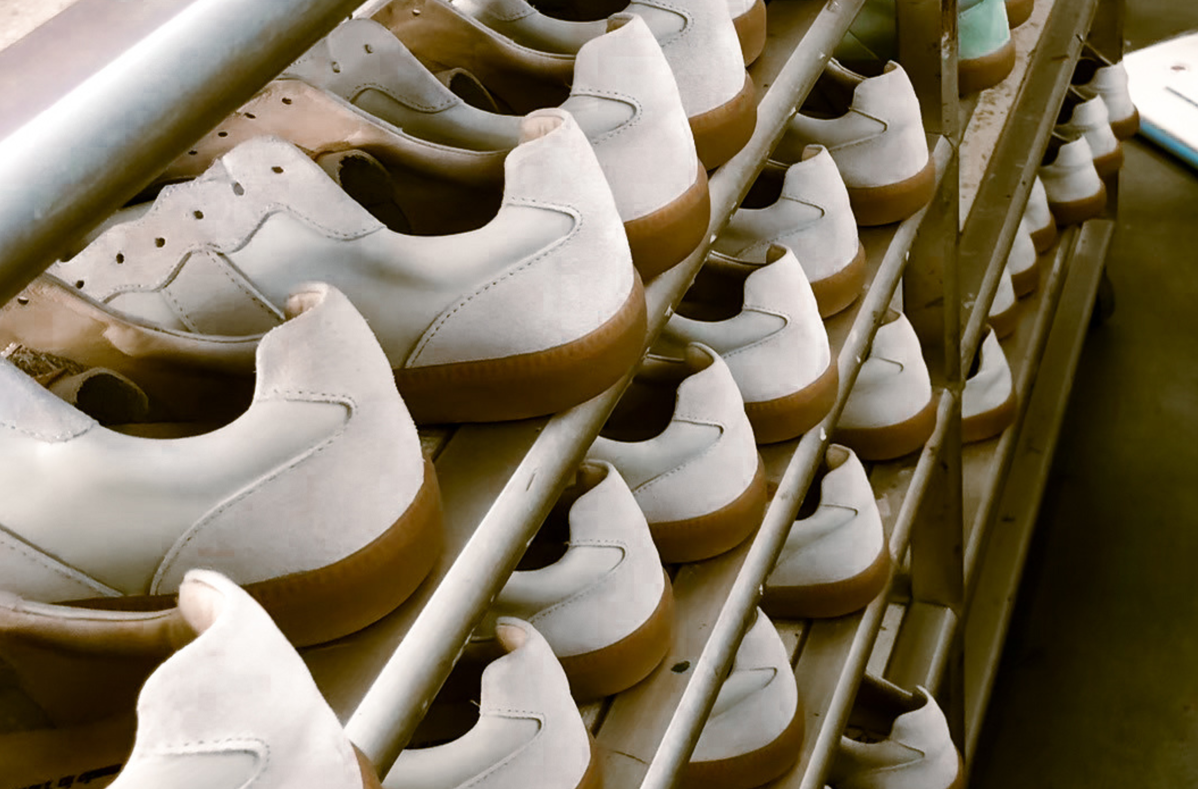 完成的Sanly Joy艾蜜莉德訓鞋整齊擺放在貨架上,準備裝盒出貨,象徵品質把關完成。