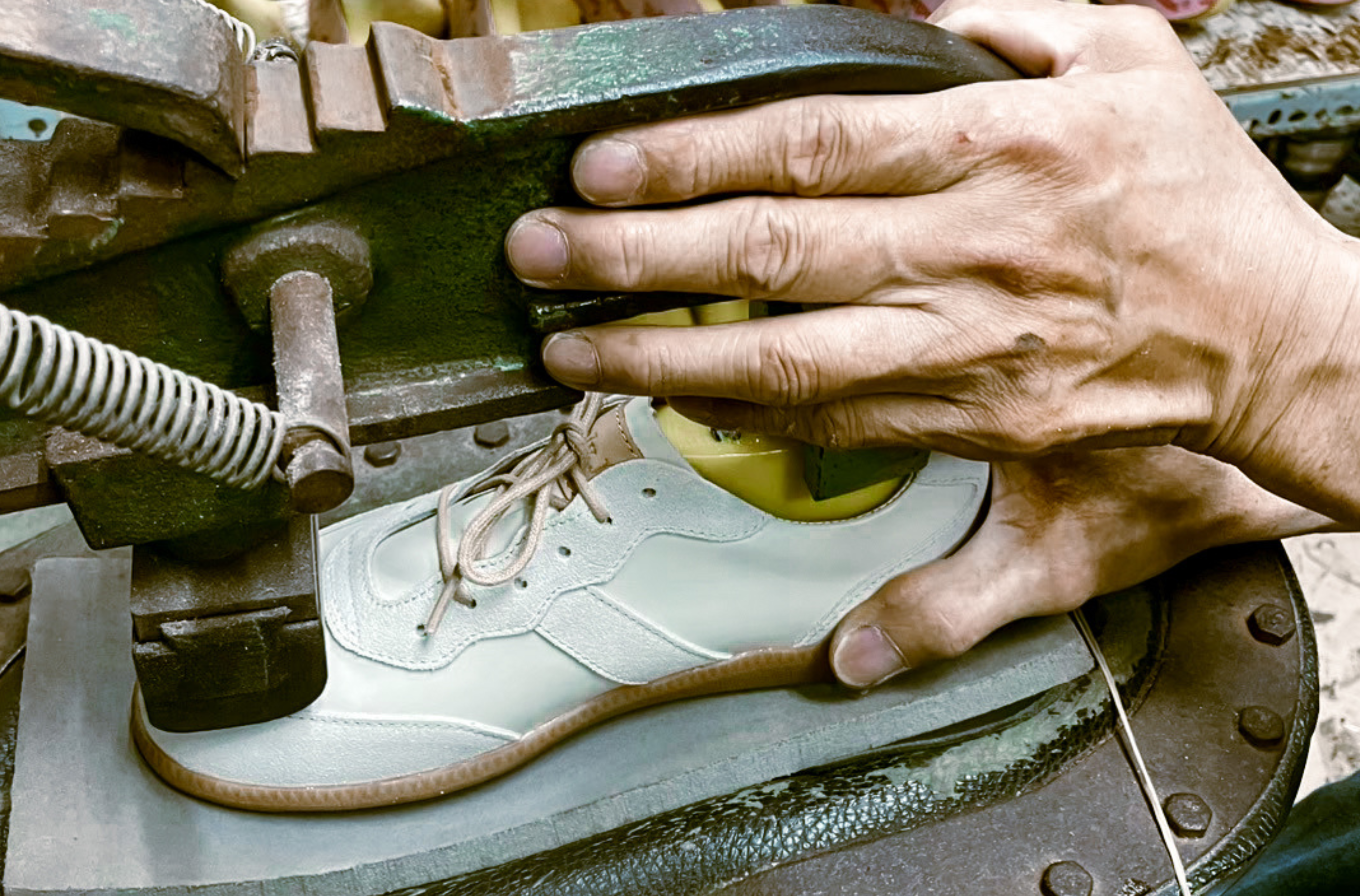 台灣製鞋老師傅操作定型機,讓Sanly Joy德訓鞋維持完美鞋型與貼合度。