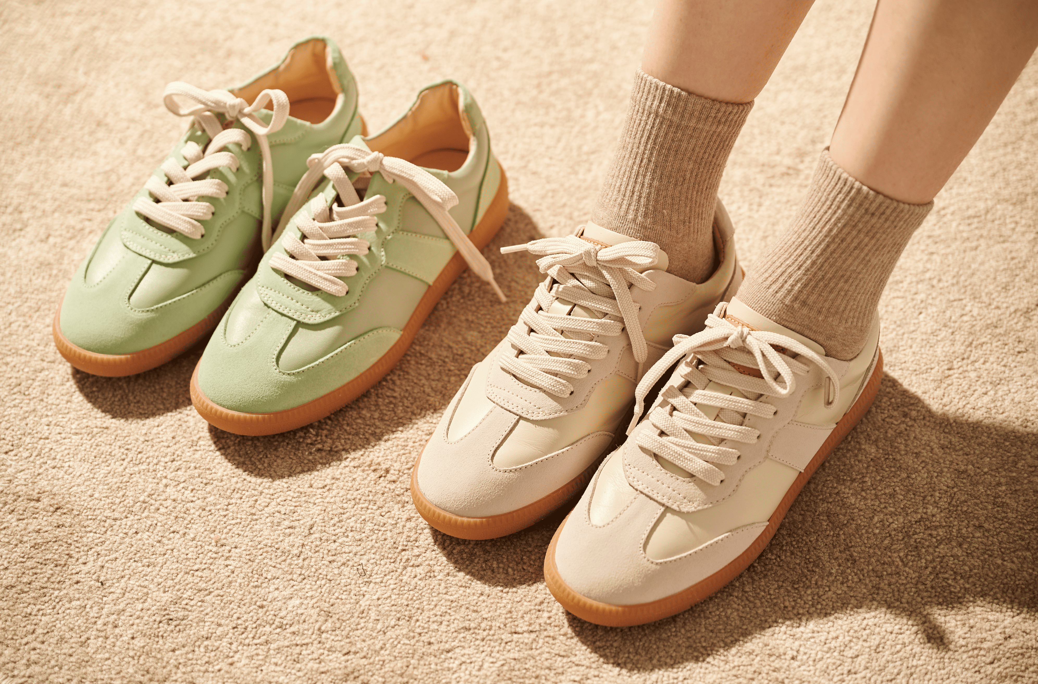 艾蜜莉德訓鞋早期奶油杏與薄荷綠配色,在自然陽光下展現柔和質感,是最受歡迎的兩個顏色。