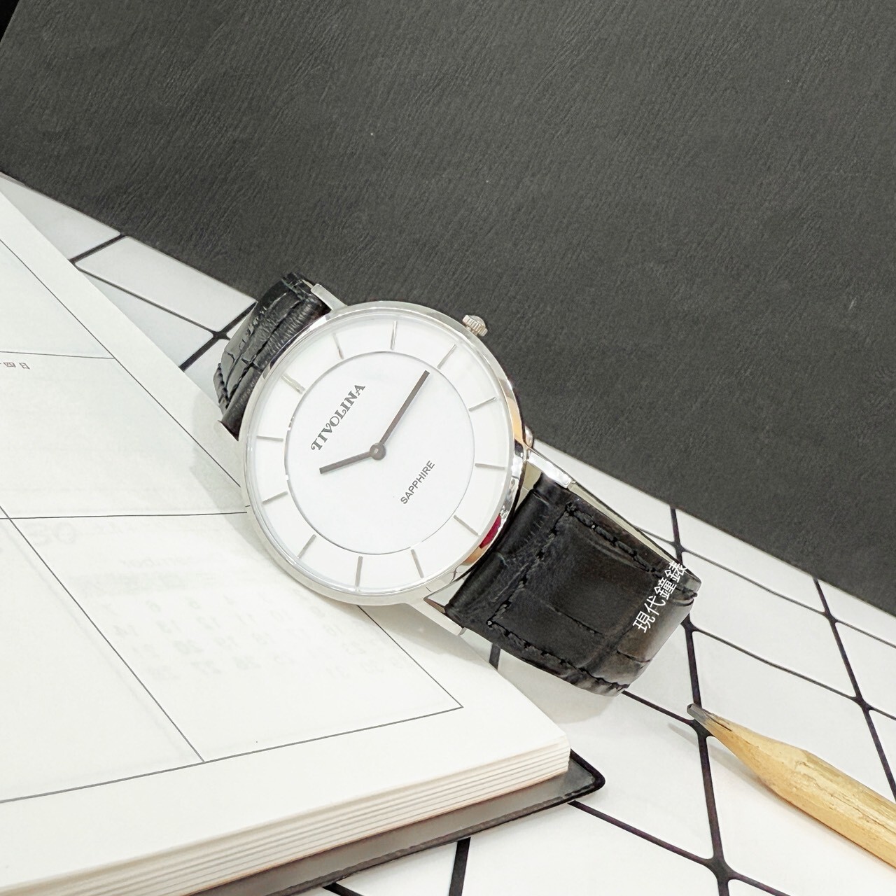 【TIVOLINA 小紅帽】冷冽銀鋼皮革錶MAS7003-WK 40mm 現代鐘錶