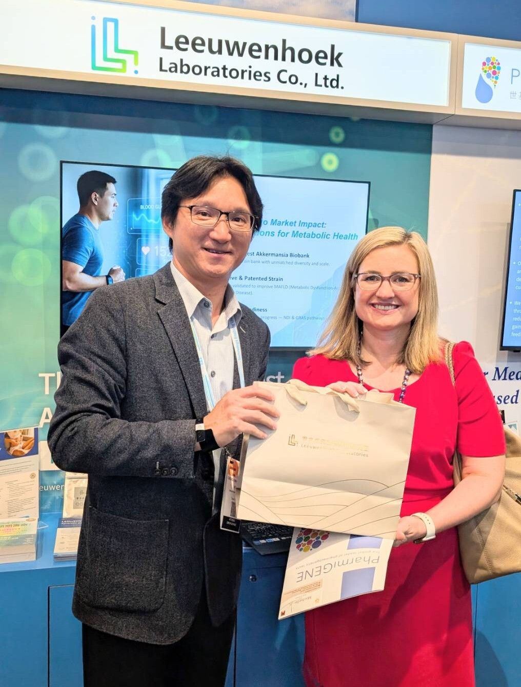 鳳凰城市長 Kate Gallego（右）蒞臨雷文虎克展示攤位。圖／本公司提供