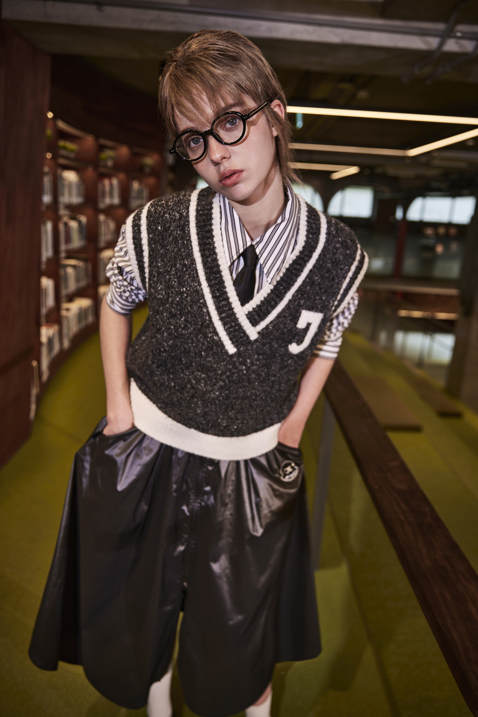 BE15207Y1 復古學院撞色羅紋大J寬版V領馬甲背心 (2色)