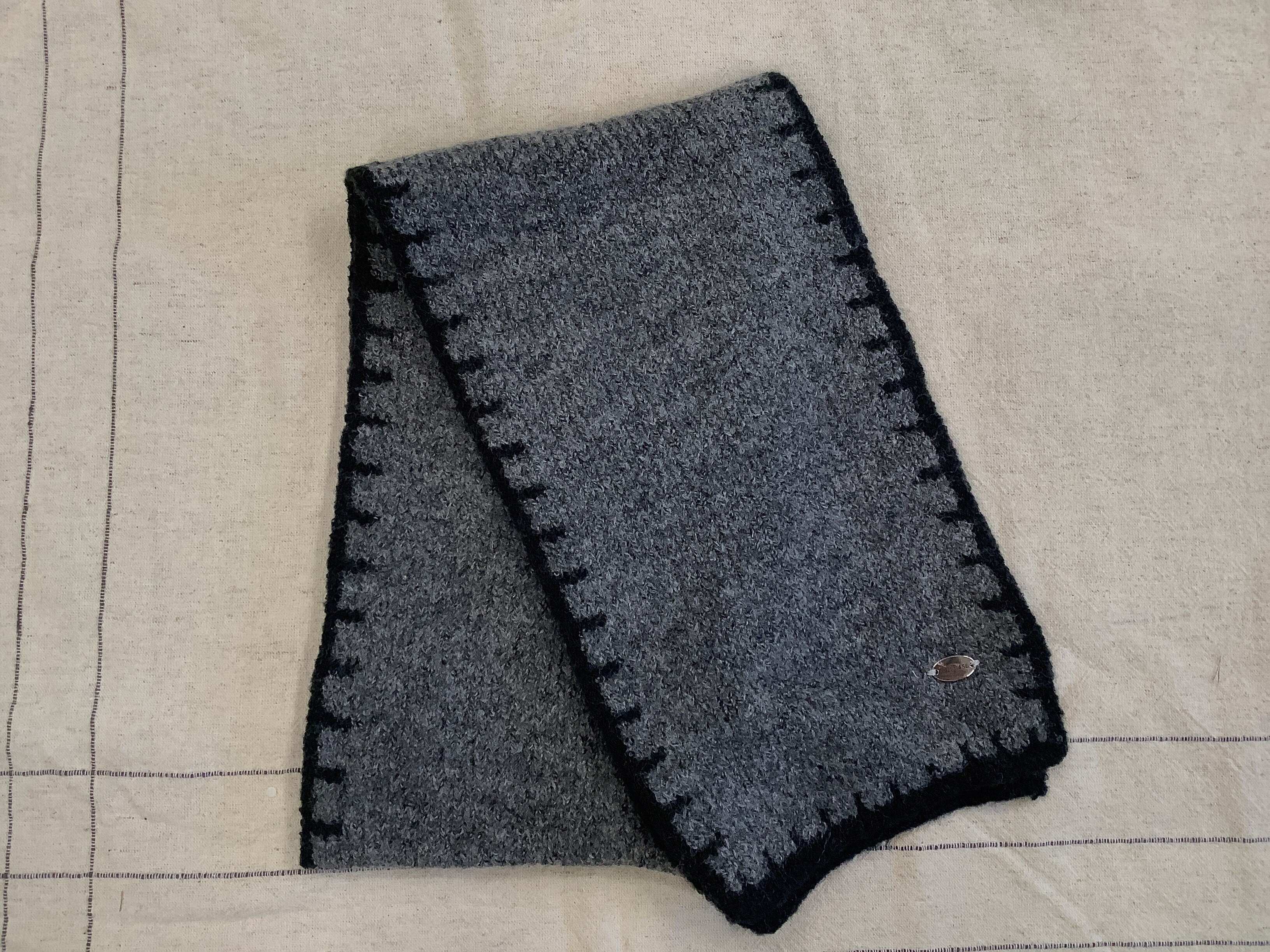 金屬吊標縫邊圍巾