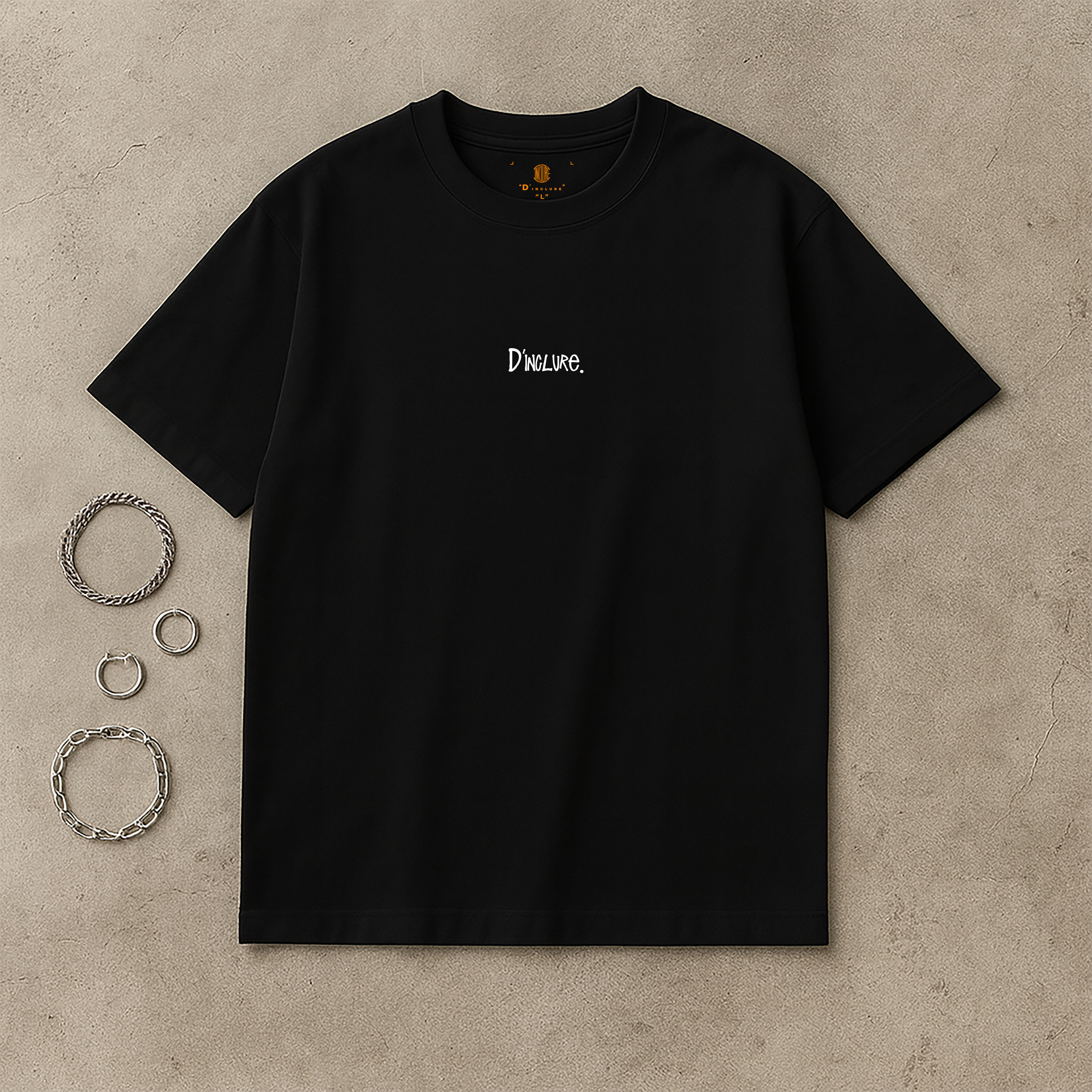 "D'INCLURE" - 草寫英文,紛亂城市短T〈DIN2510〉