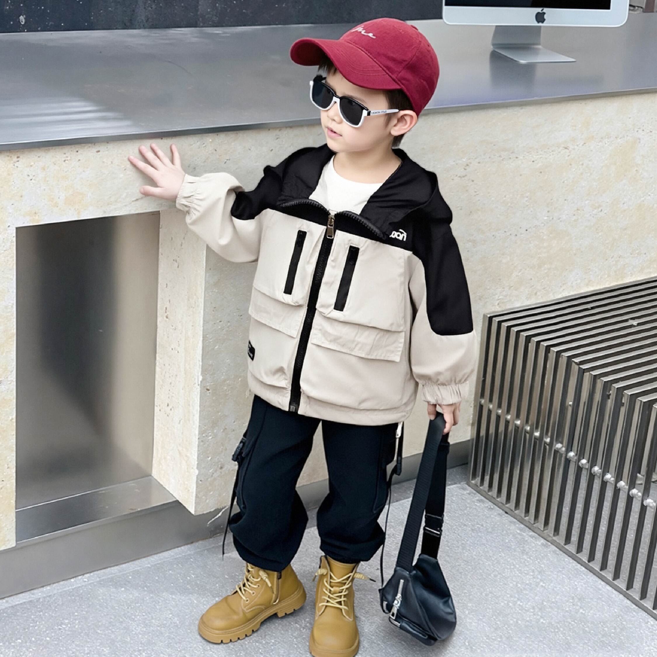 【H55354】帥氣字母後口袋設計連帽外套＊二色