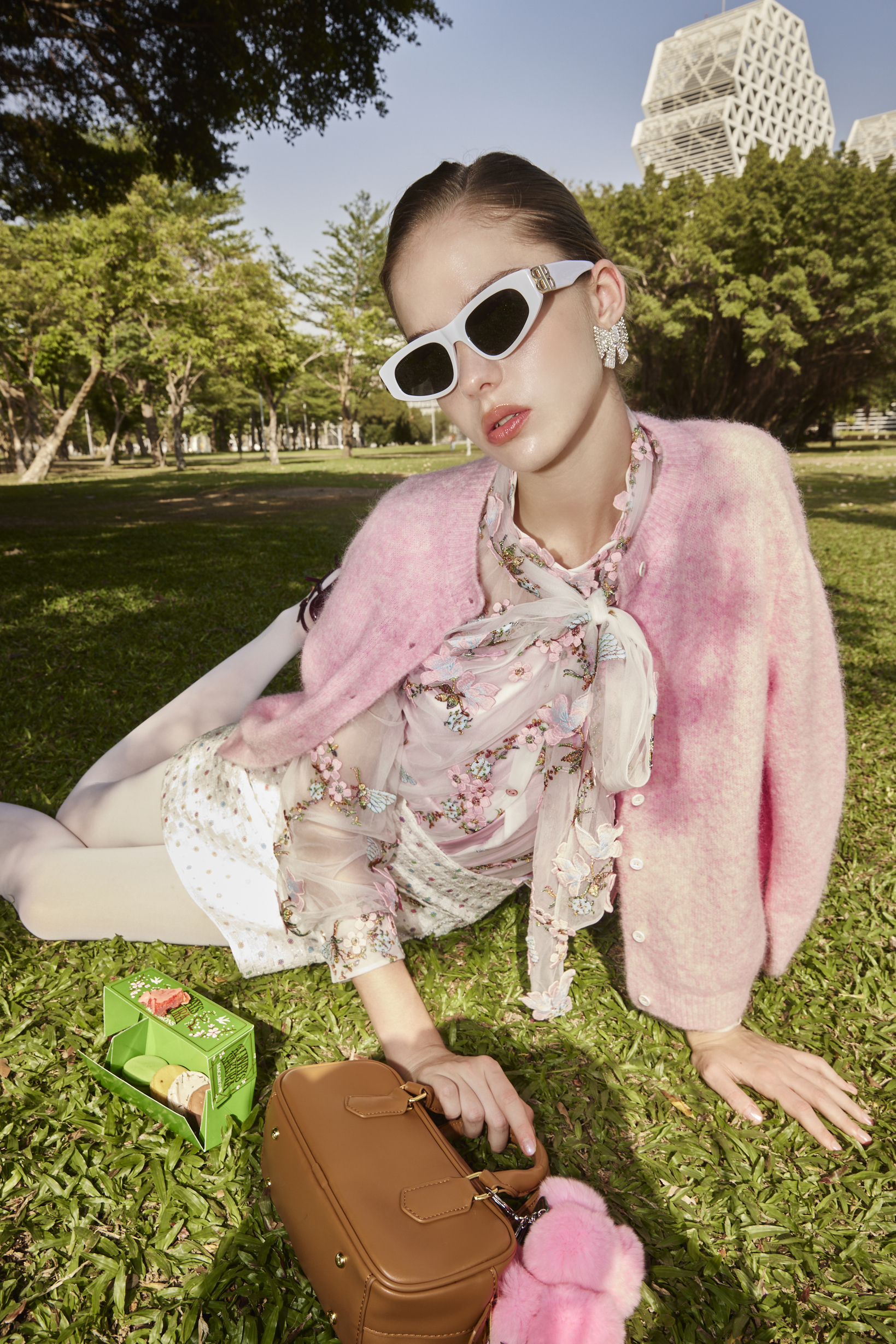 BE15026A1 夢幻花園立體刺繡領結雪紡襯衫 (附內搭/領巾)