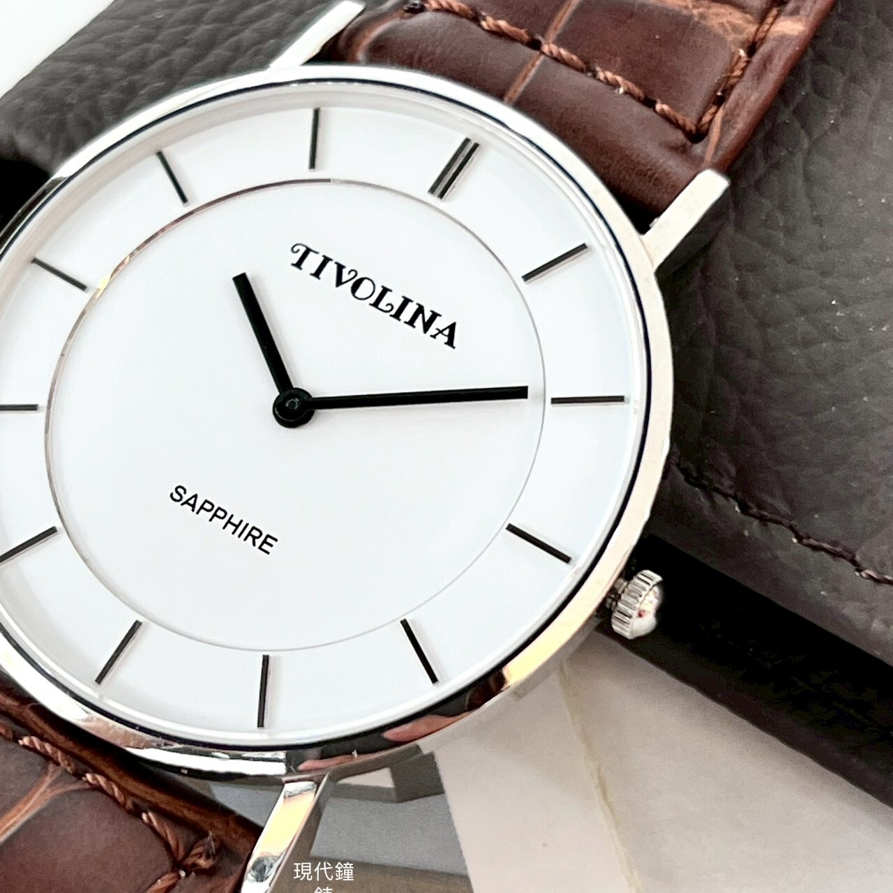 【TIVOLINA 小紅帽】冷冽銀鋼皮革錶MAS7003-WP 40mm 現代鐘錶