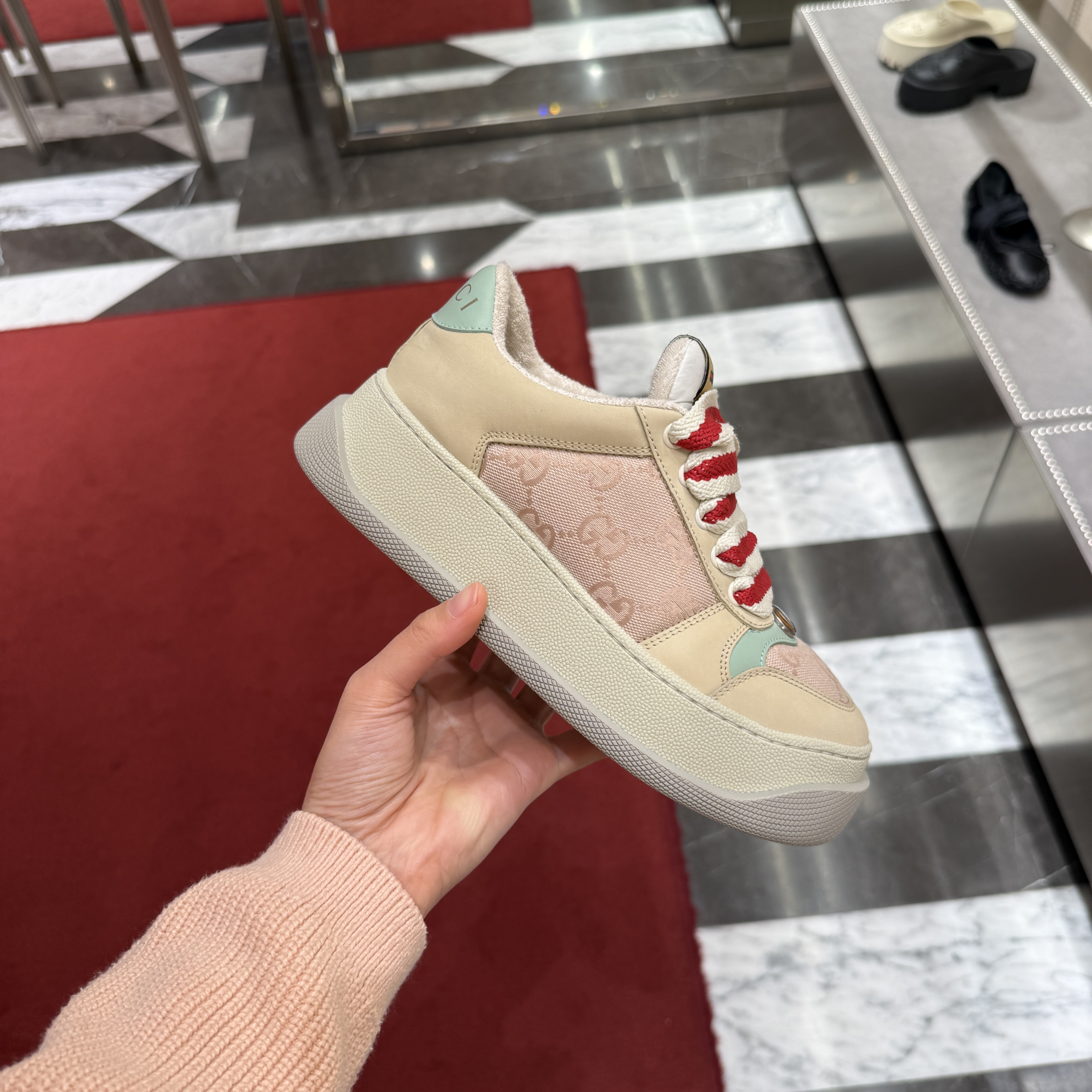 Gucci Wmns Screener GG sneakers Beige pink 750633
