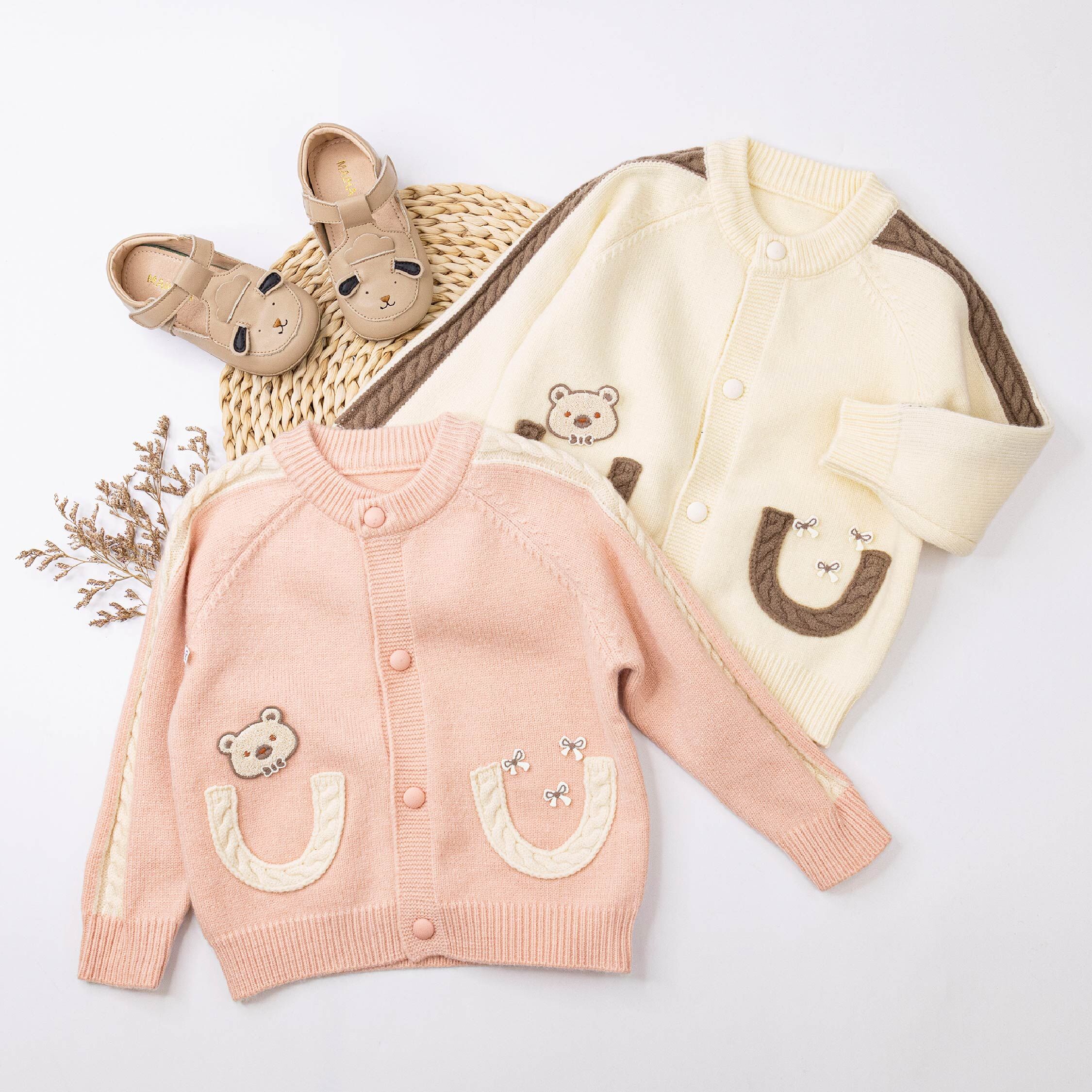 【H45373】小熊蝴蝶結布貼針織外套＊二色