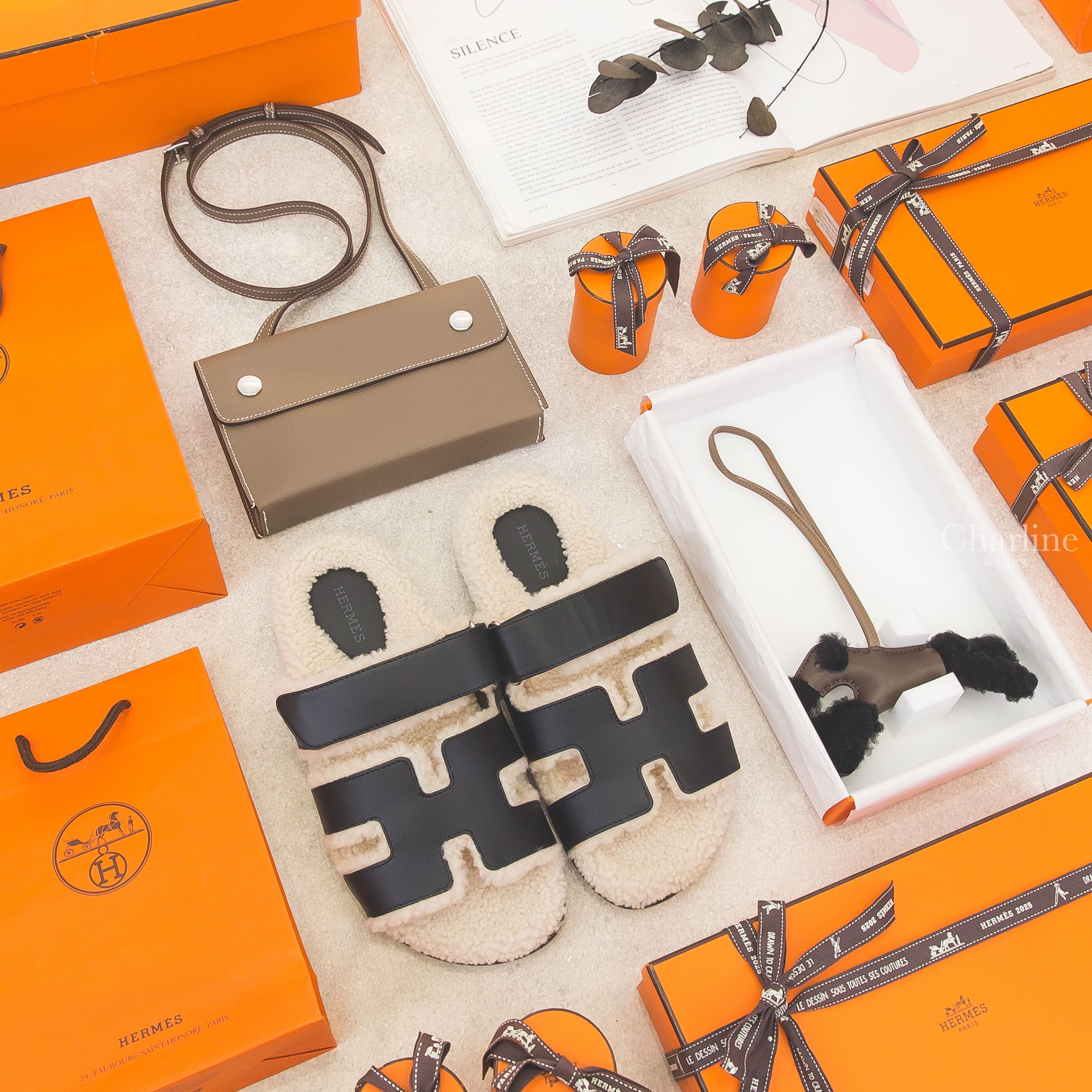 Hermès Hermèsnap Wallet 大象灰銀釦肩背包,Hermès Chypre 黑色霧面小牛皮米色羊毛黑底魔鬼氈橡膠平底拖鞋,Hermès Budy 巧克力色/大象灰/黑色羊毛獵狐梗犬吊飾-Charline Boutique 精品代購