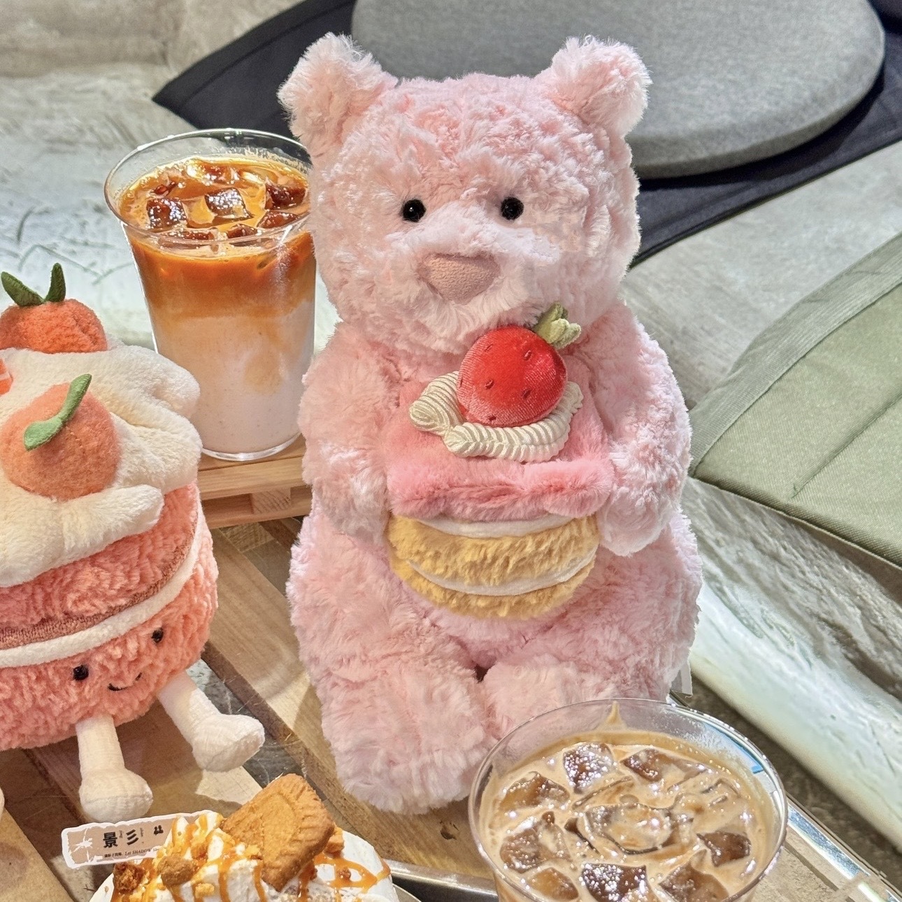 JELLYCAT 草莓蛋糕 巴塞羅熊 上海限定 玩偶 可愛 毛絨公仔 小號高