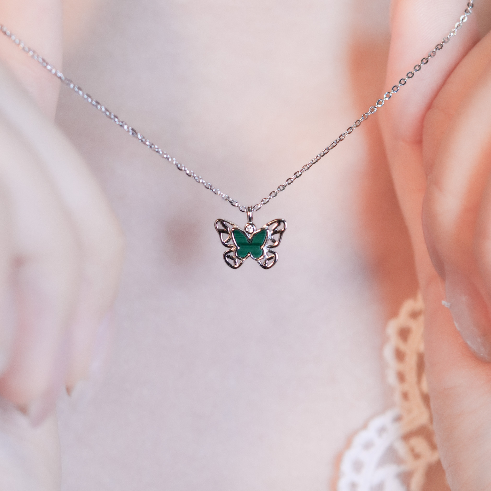 | 925純銀・白金 | 漫綠小蝶願項鍊 | NE1491 |