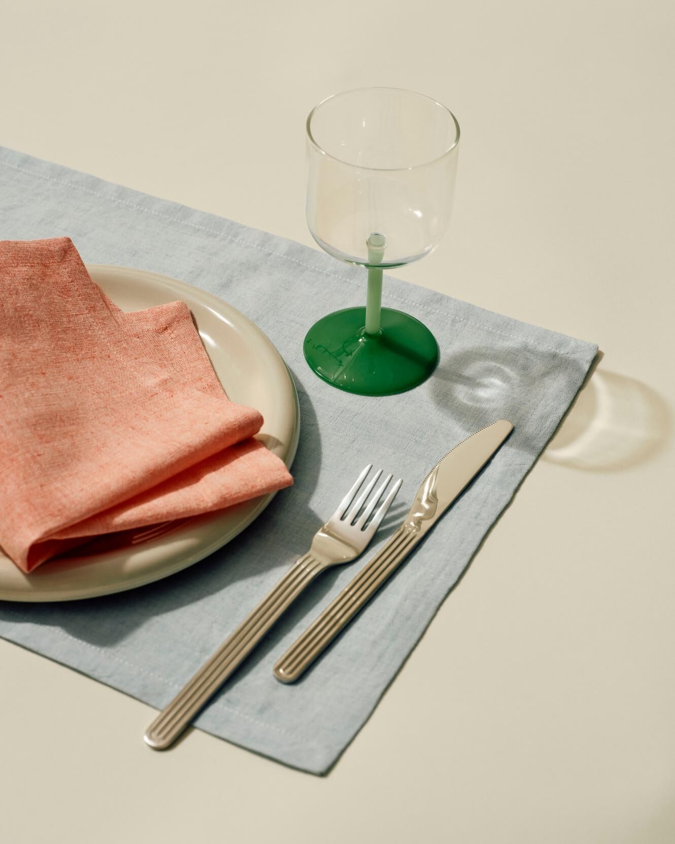 HAY Tint 玻璃酒杯在餐桌上增添北歐品味