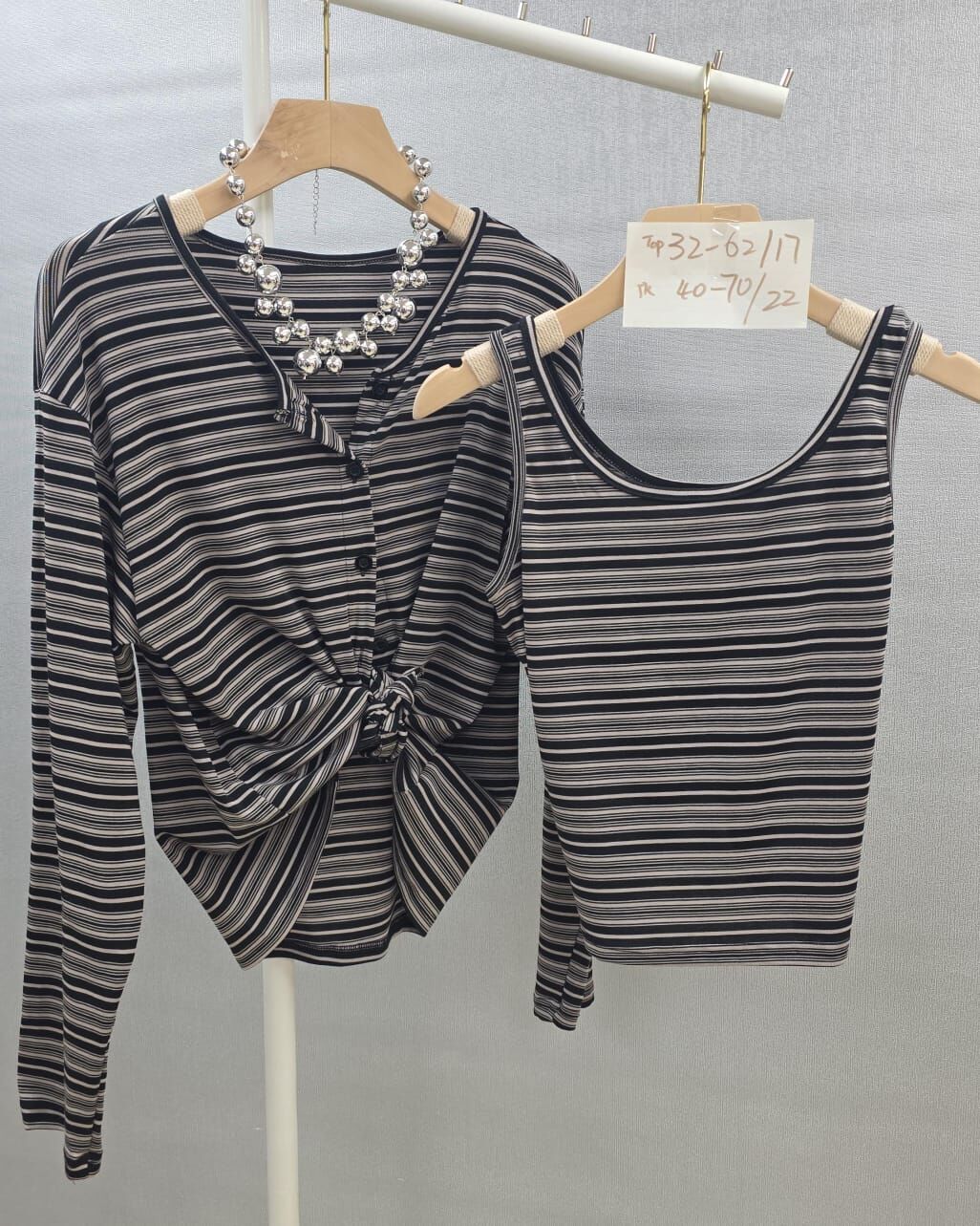 Cf1610   橫間背心+外套set    top胸32-62  長17   jk  胸40-70  長22   共享優惠：購物滿3件每件減$20