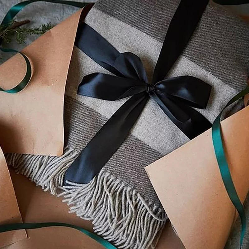 Sagaform-Ulle 羊毛披肩蓋毯,灰色,優雅的緞帶包裝是送禮的最佳選擇。