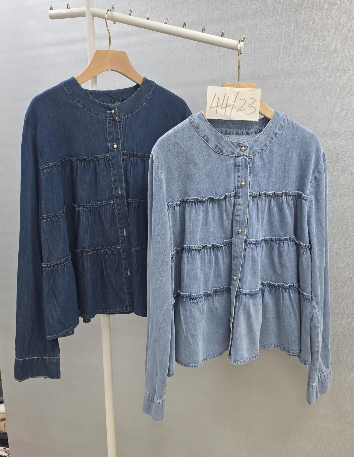 Cf1611  圓領扣鈕牛仔恤   胸44  長23   共享優惠：購物滿3件每件減$20