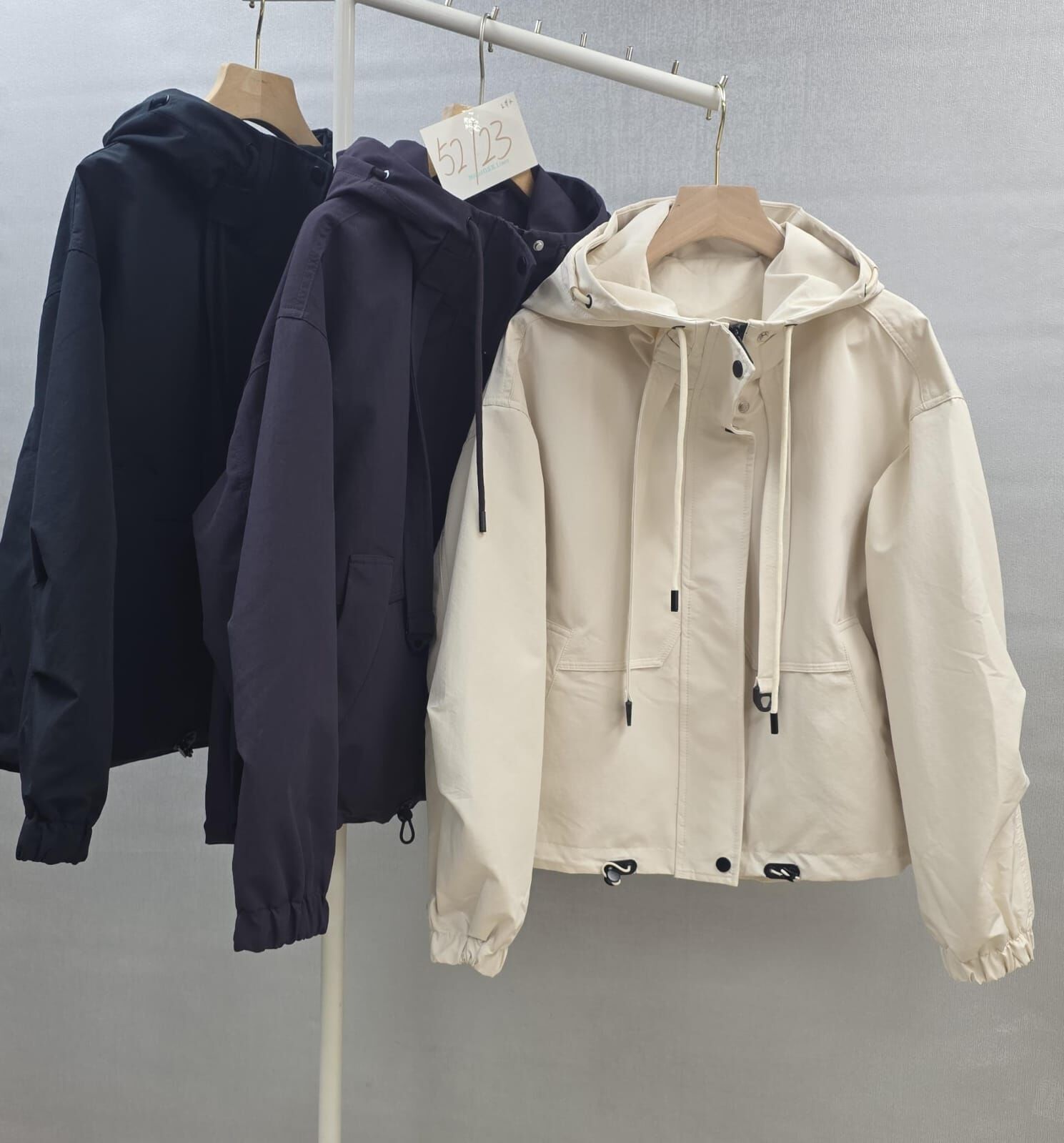 Cf1627   企領有帽淨色風衣   胸52  長23  共享優惠：購物滿3件每件減$20