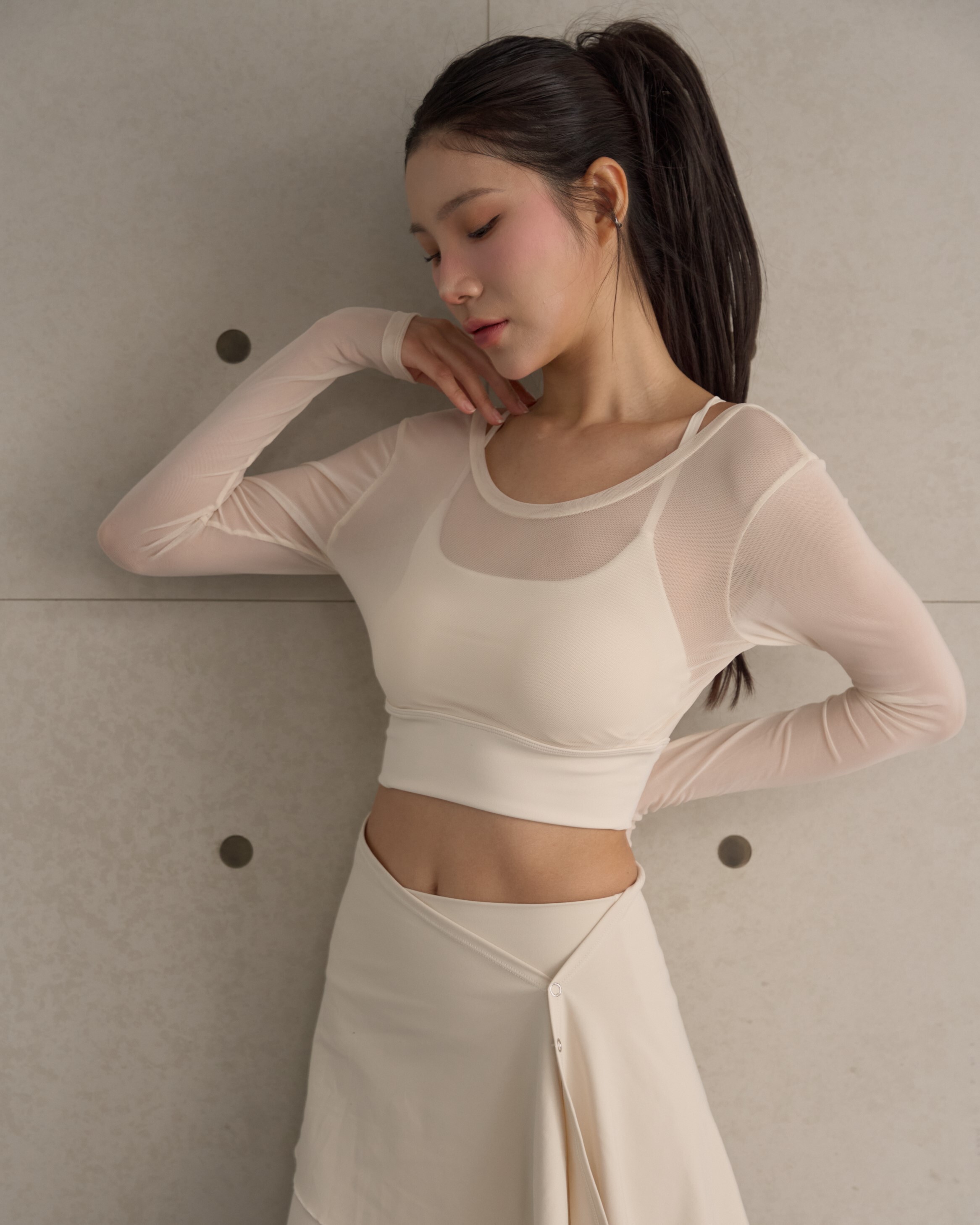 Breeze網紗V型美背長袖上衣-奶油白