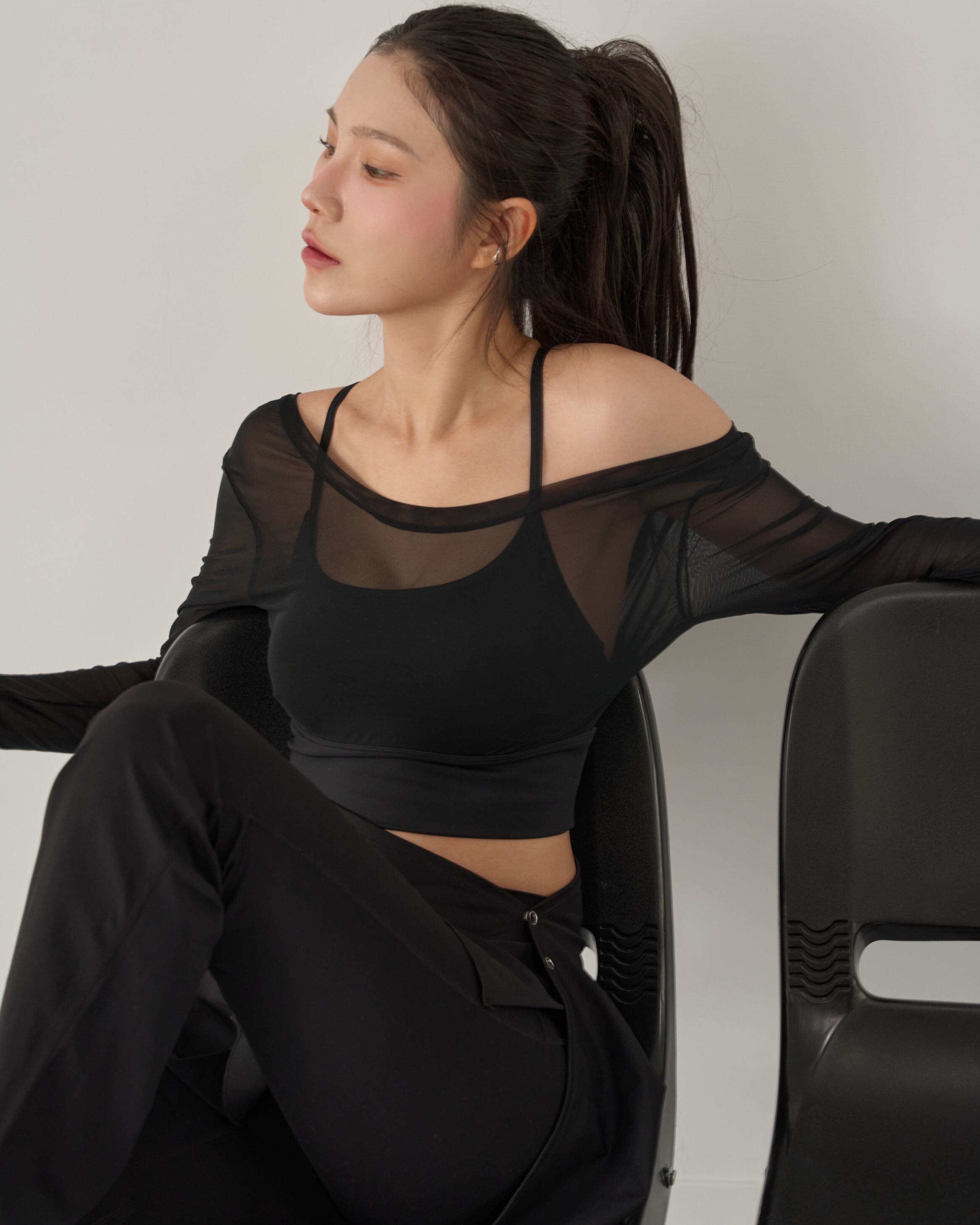 Breeze網紗V型美背長袖上衣-黑色