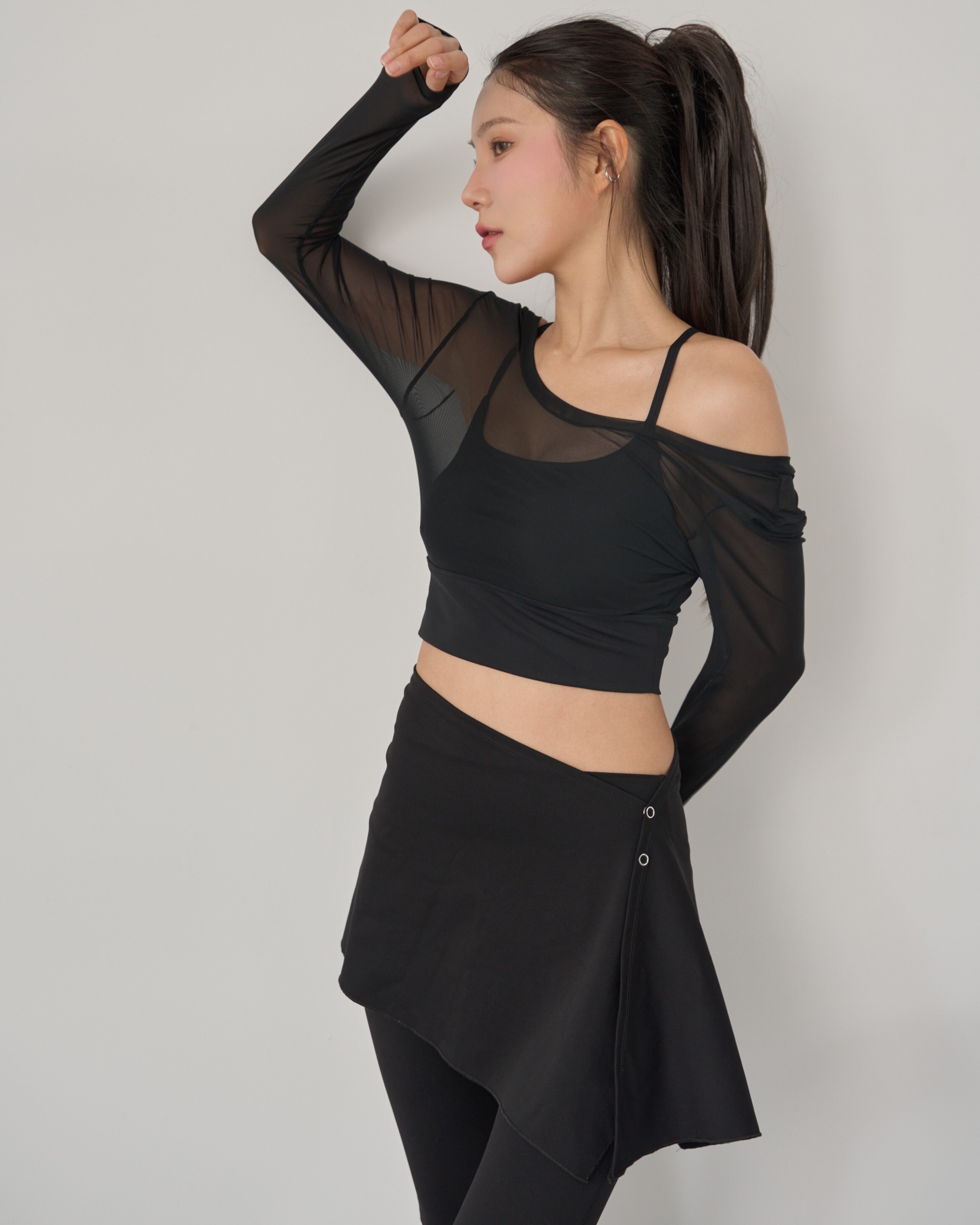 Breeze網紗V型美背長袖上衣-黑色